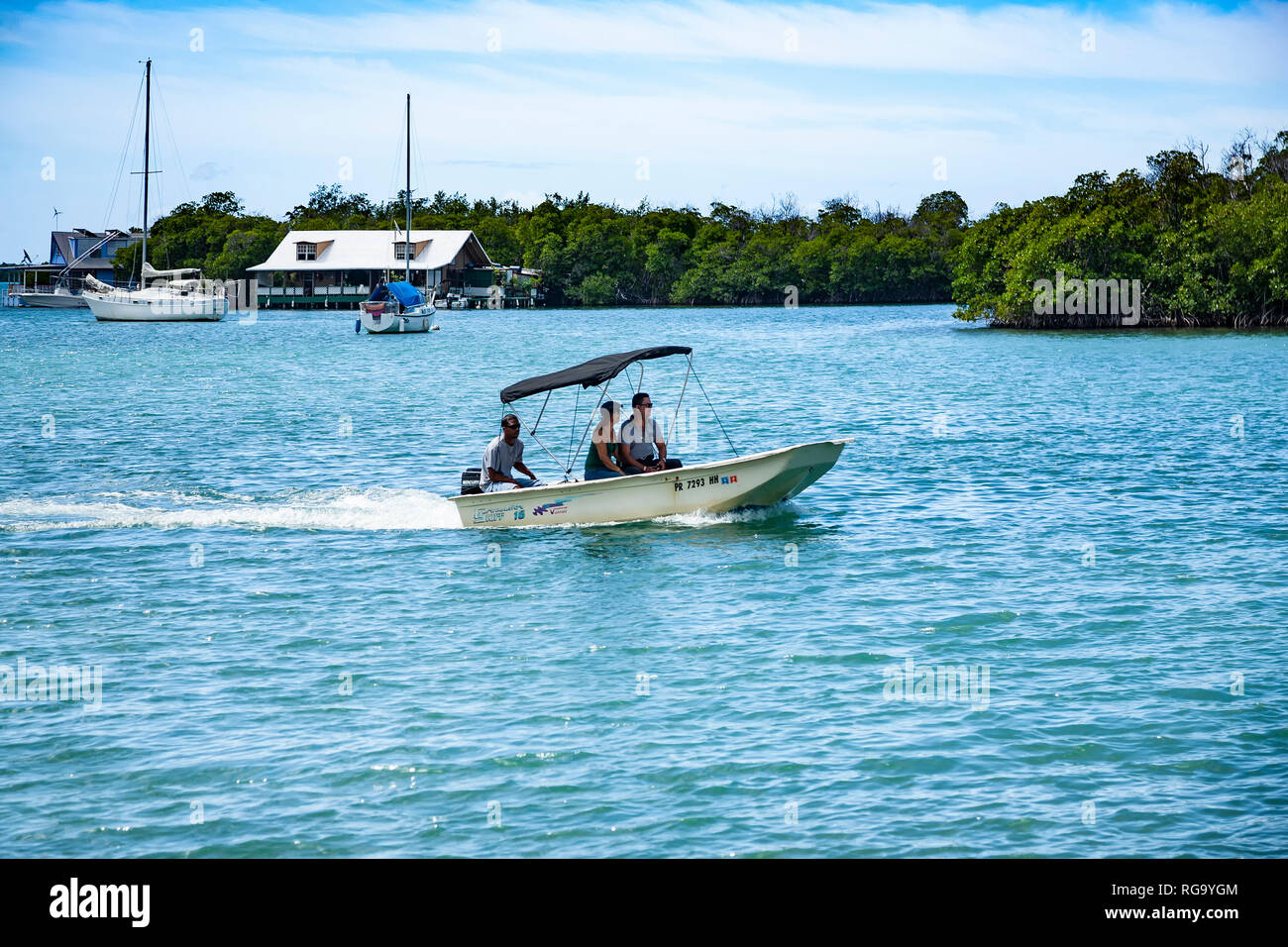 Reiten ein Skiff, La Parguera, Puerto Rico Stockfoto