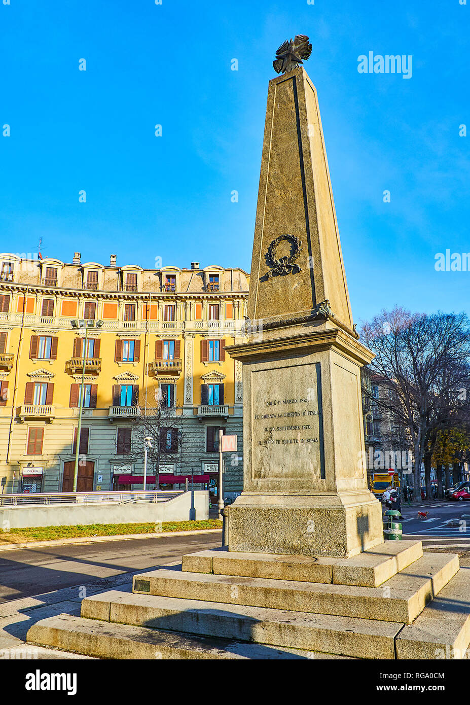 Ein commemorative Obelisk zu Moti in Corso Guglielmo Marconi Street, San Salvario Nachbarschaft. Turin, Piemont, Italien. Stockfoto