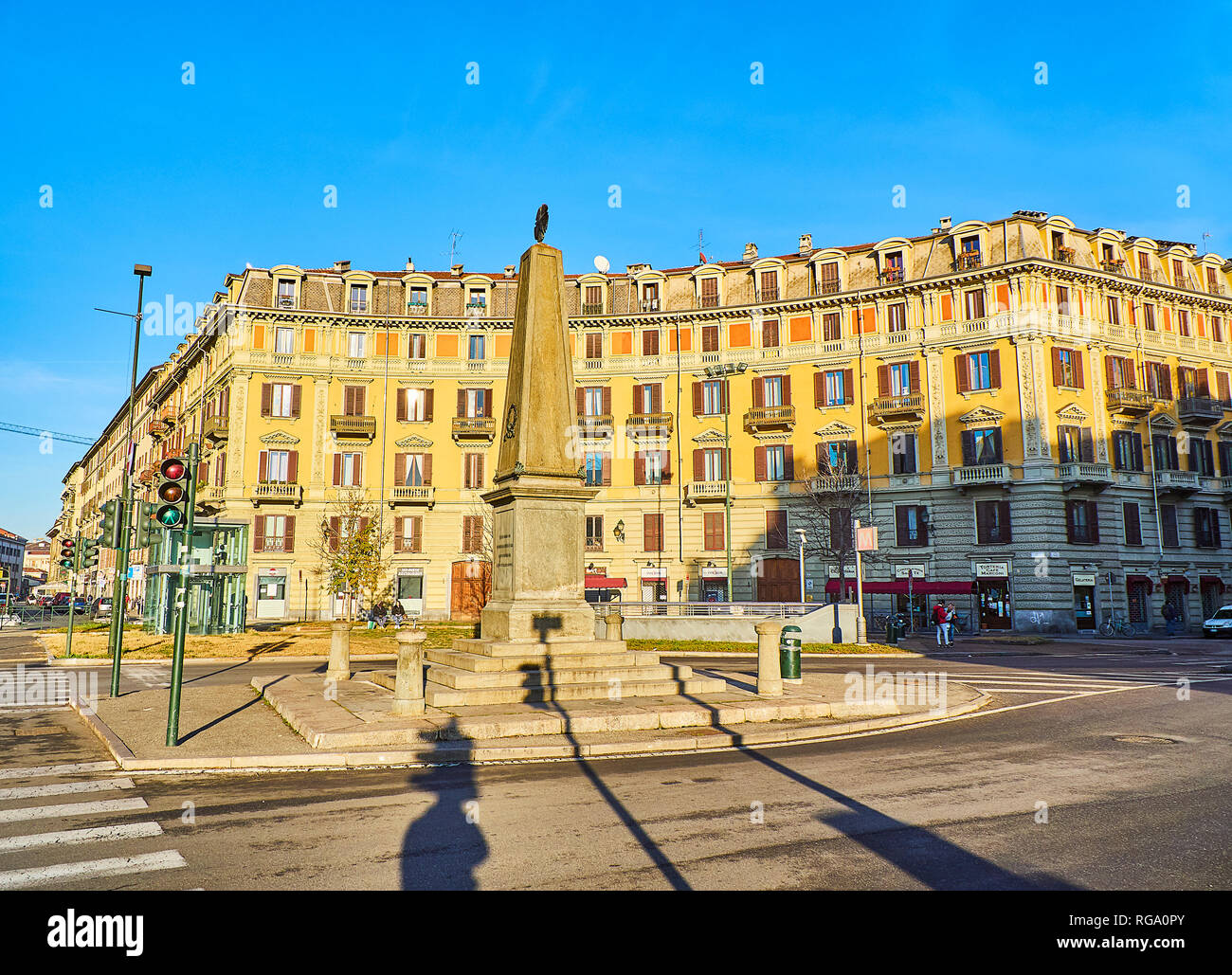 Ein commemorative Obelisk zu Moti in Corso Guglielmo Marconi Street, San Salvario Nachbarschaft. Turin, Piemont, Italien. Stockfoto