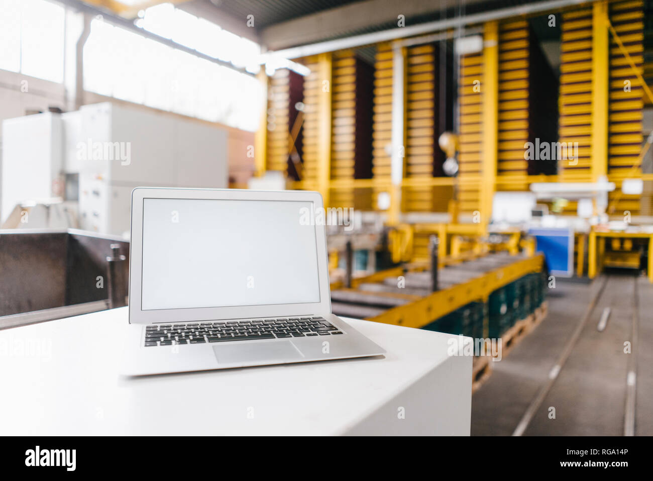 Laptop mit leerer Bildschirm im Logistikzentrum Stockfoto