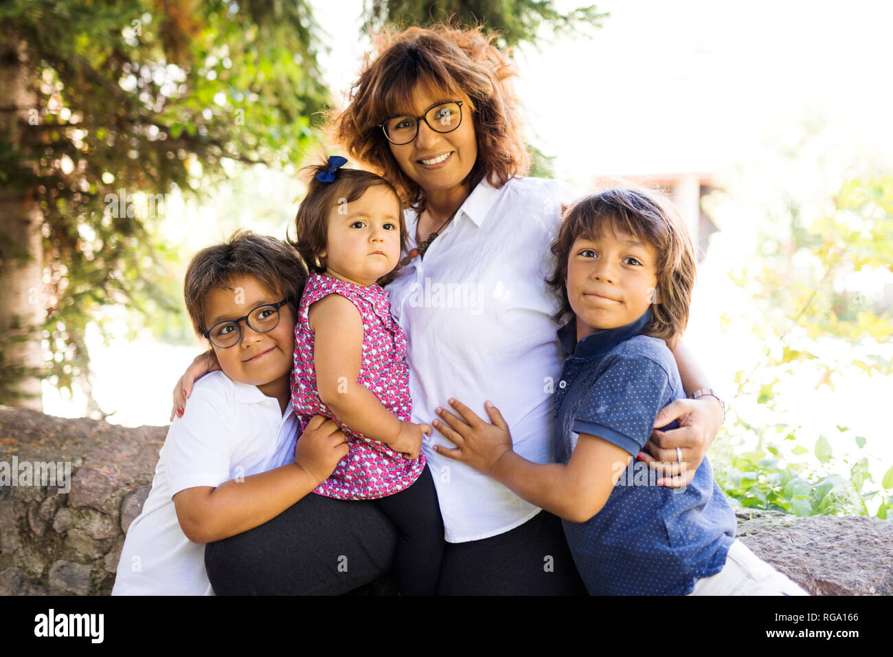 Portrait von lächelnden reife Frau mit drei Kindern Stockfoto