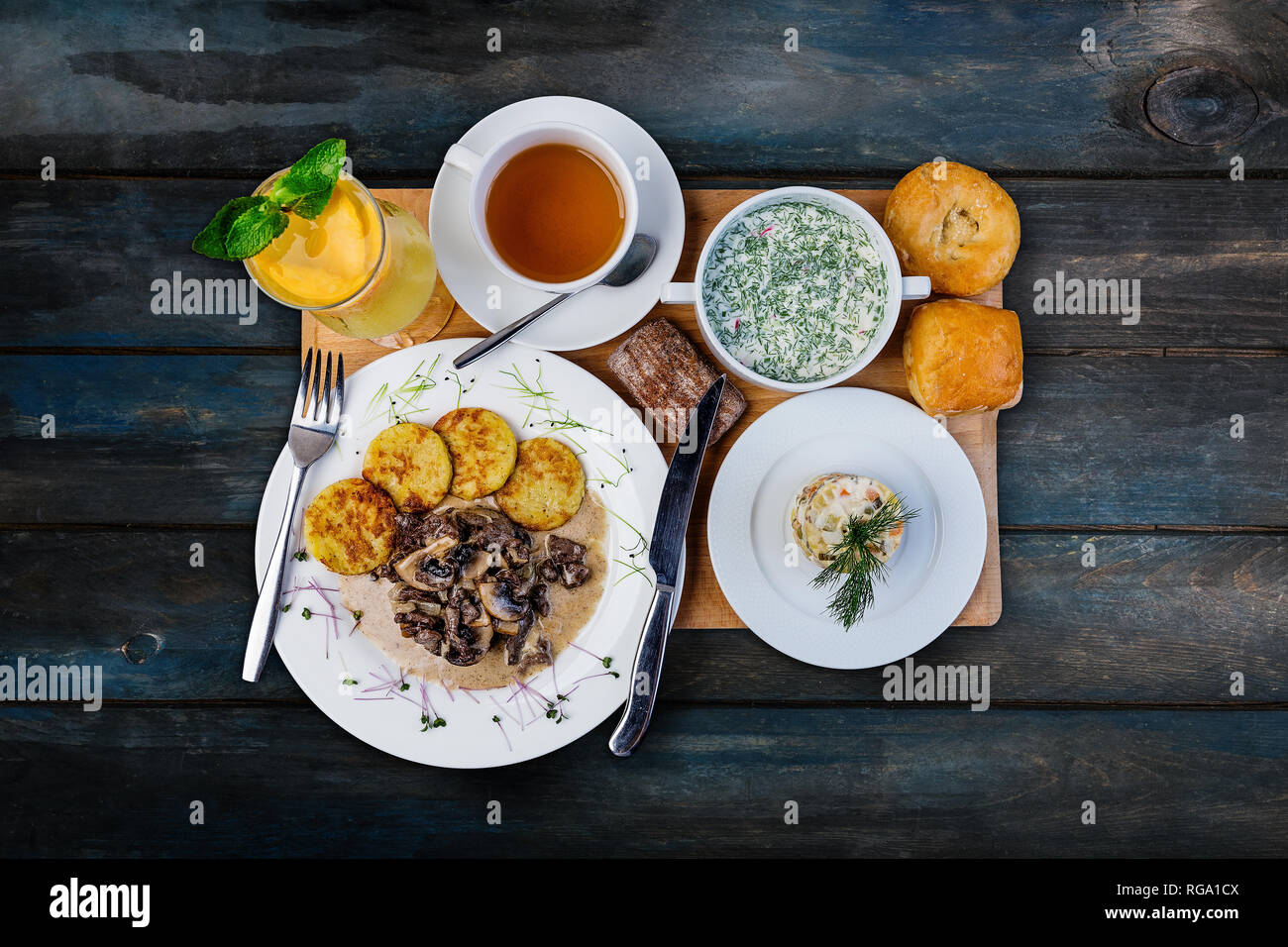 Mittagsmenü. Okroshka, Pilz mit Hashbrowns und traditionellen russischen Salat, serviert auf das Fach mit dem Besteck. Stockfoto