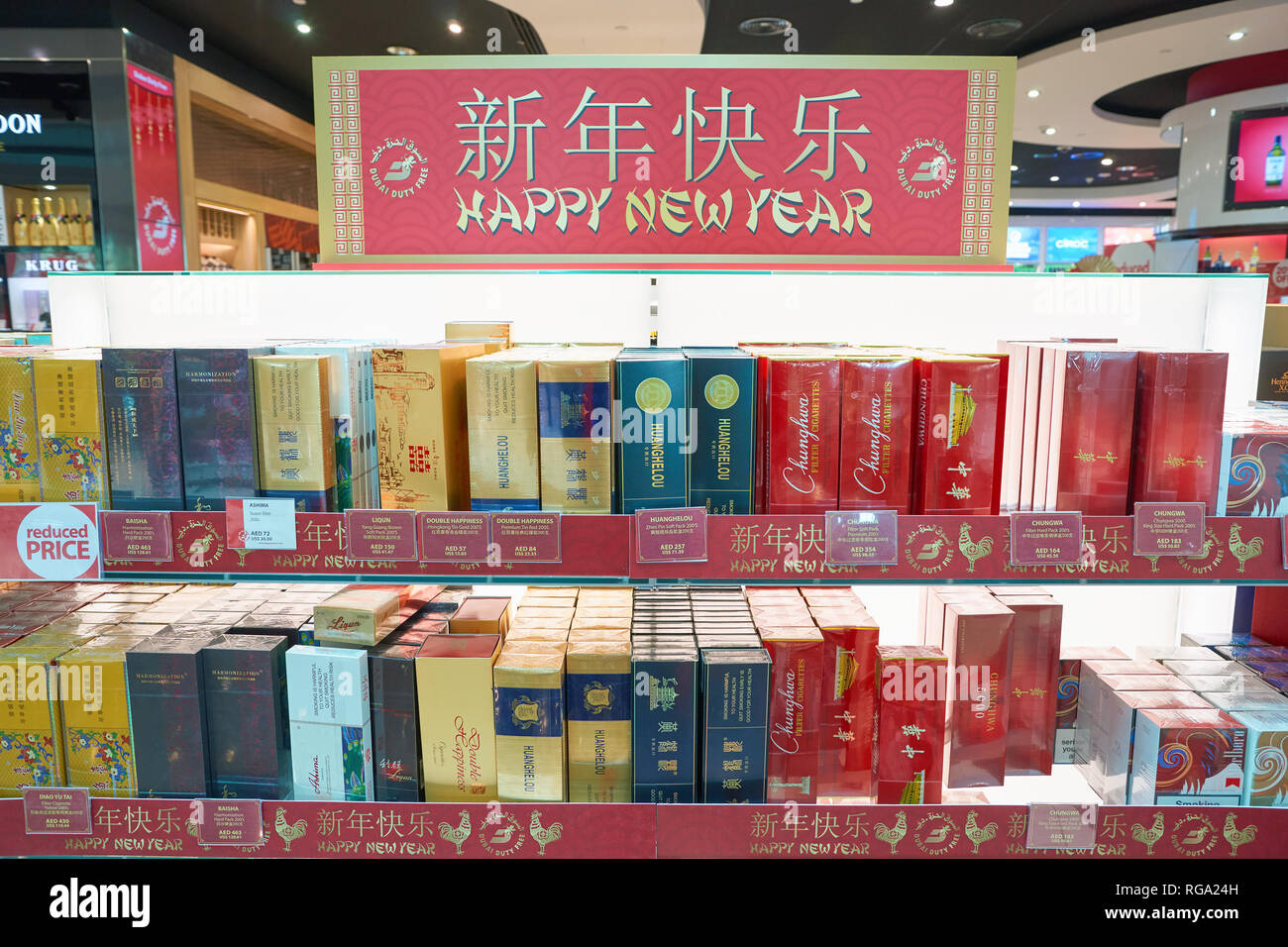 DUBAI, VAE - ca. Januar 2017: Zigaretten im Duty-free-Bereich des Dubai  International Airport. Der Flughafen ist die Heimat der Langstrecke Trger  Stockfotografie - Alamy