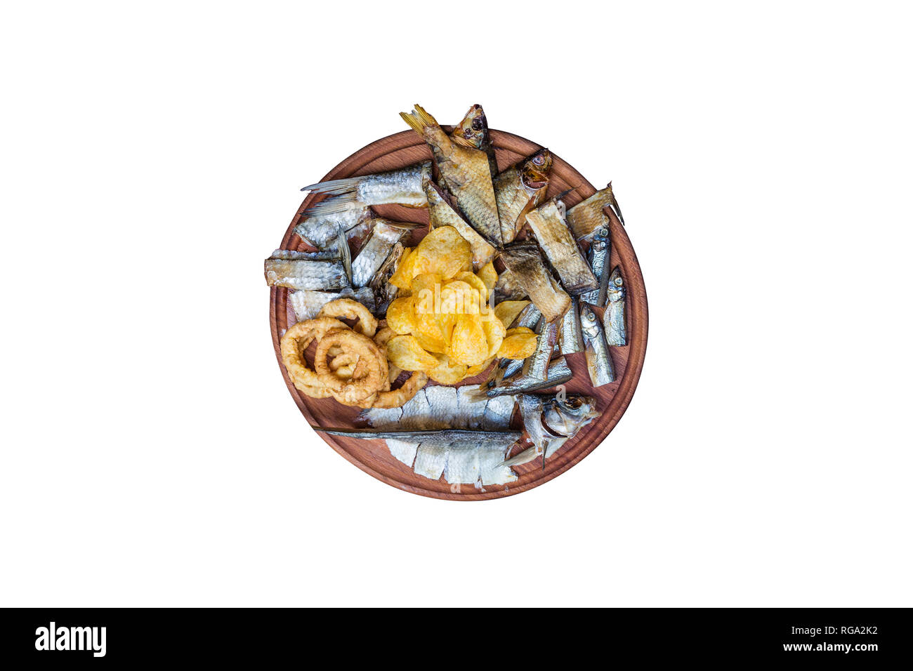 Bier Snacks. Gesalzene, getrocknete Fische, Tintenfischringe und Kartoffelchips, auf dem Schneidbrett serviert. Stockfoto