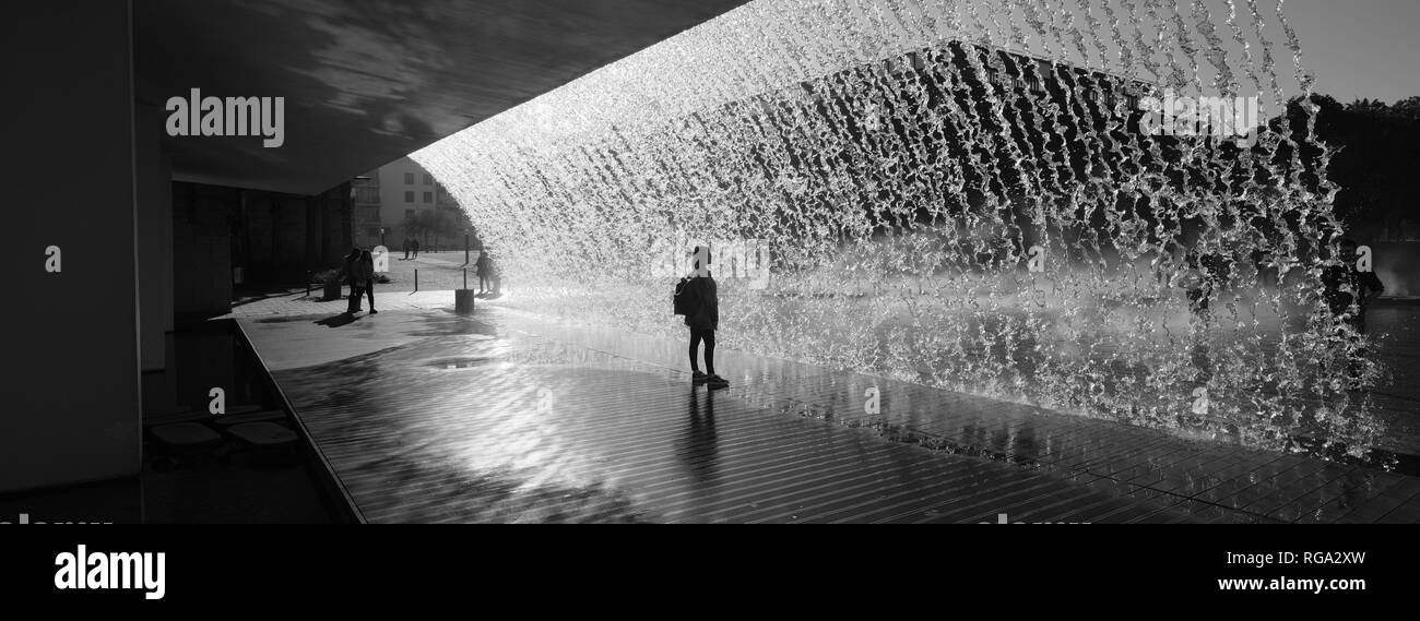 Wasserfall des Jardins D'Água - Water Gardens - Parque das Nações Park der Nationen. Lissabon Portugal Stockfoto