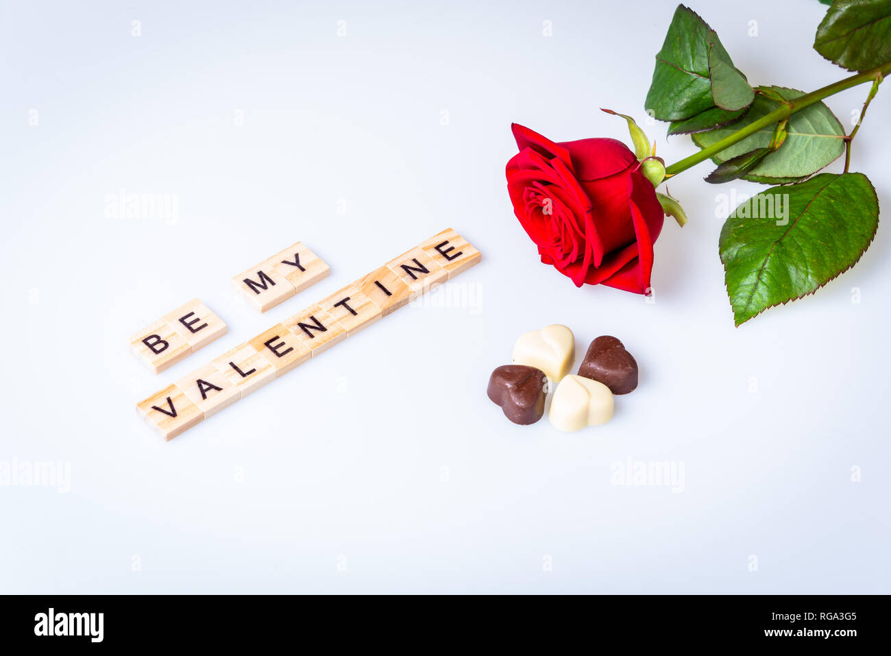 My Valentine mit Rot Rose auf weißem Hintergrund und Schokolade Herzen Stockfoto