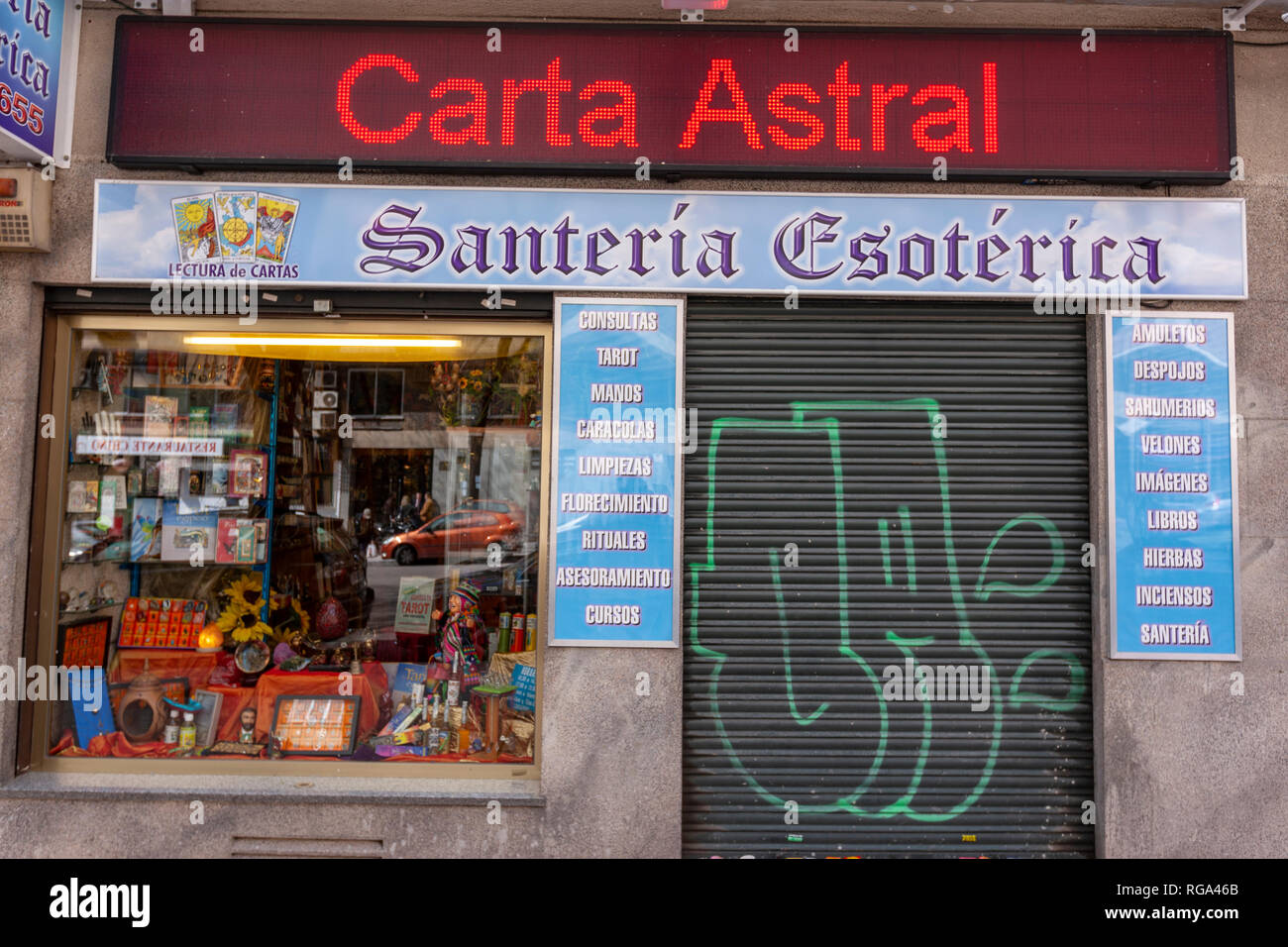 Santeria esoterica Shop in der traditionellen Straße Calle Bravo Murillo, Madrid, Spanien Stockfoto