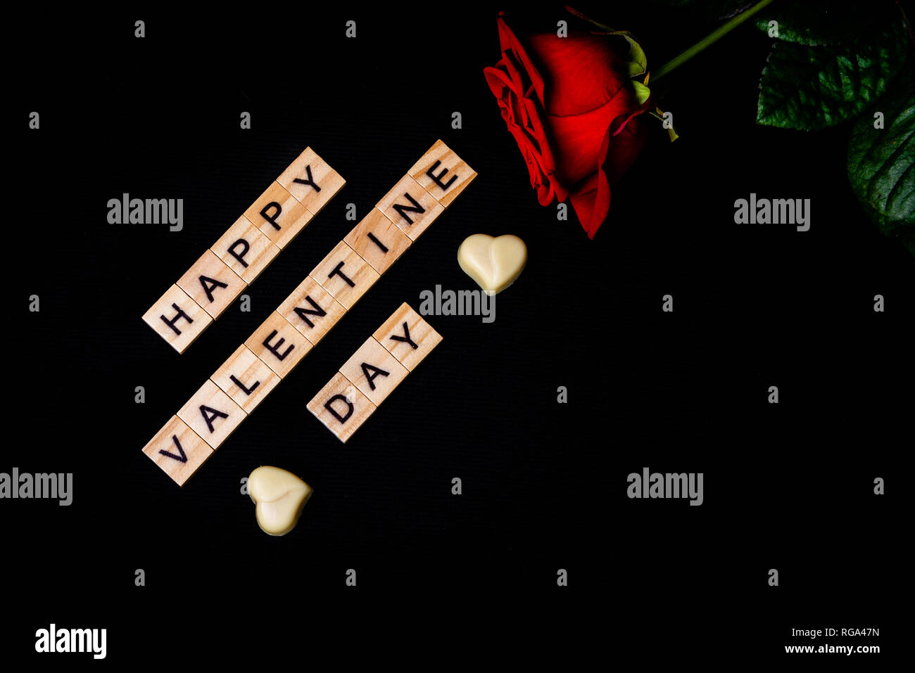 Happy Valentinstag mit rote Rose auf schwarzem Hintergrund Stockfoto