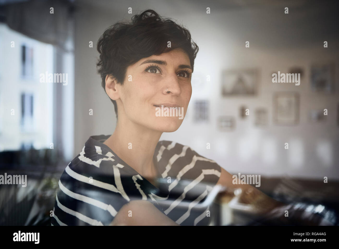 Portrait von Frau zu Hause denken Stockfoto