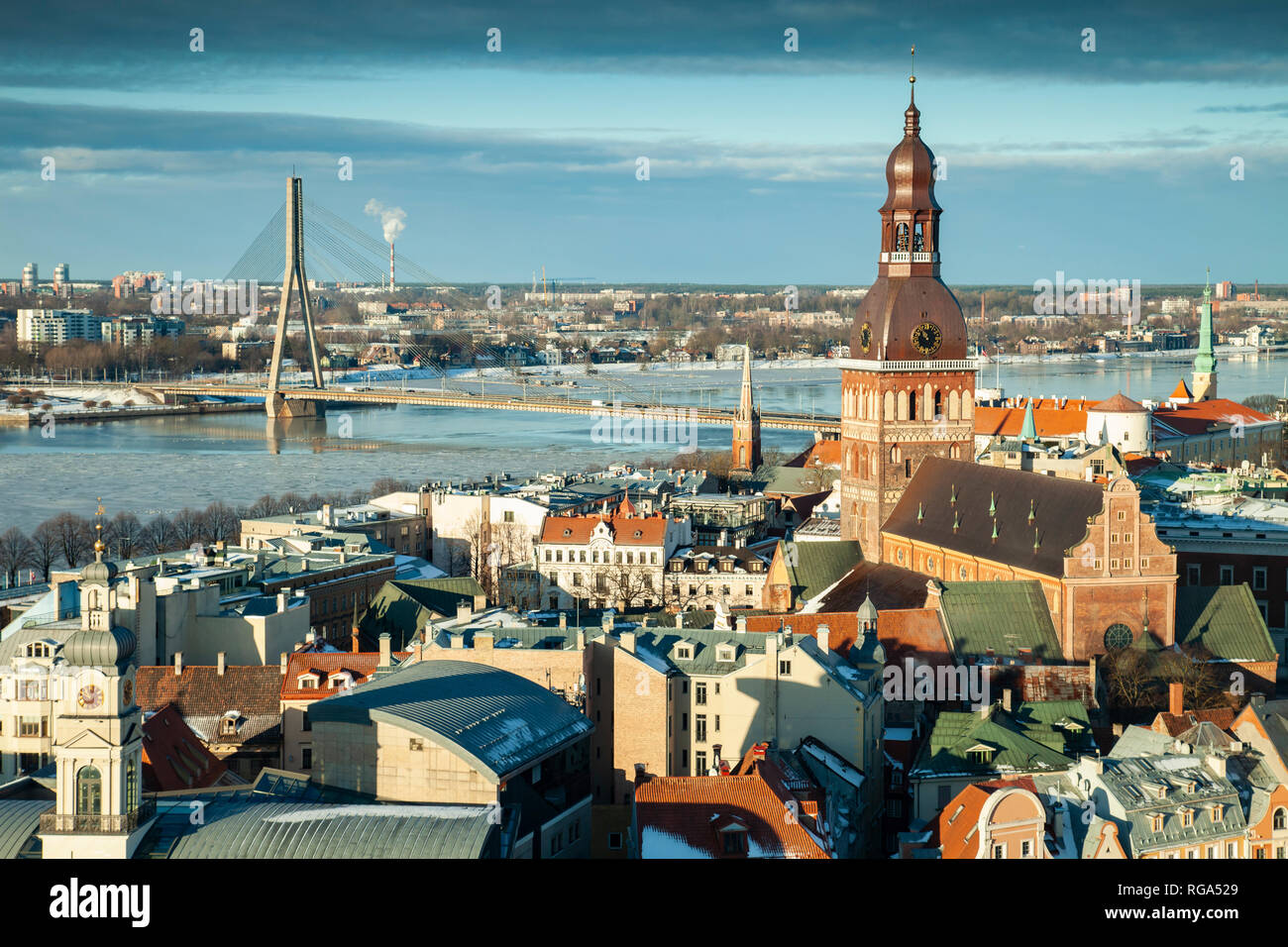 Wintermorgen in der Altstadt von Riga, Lettland. Vansu Brücke über Fluss Daugava in der Ferne. Stockfoto