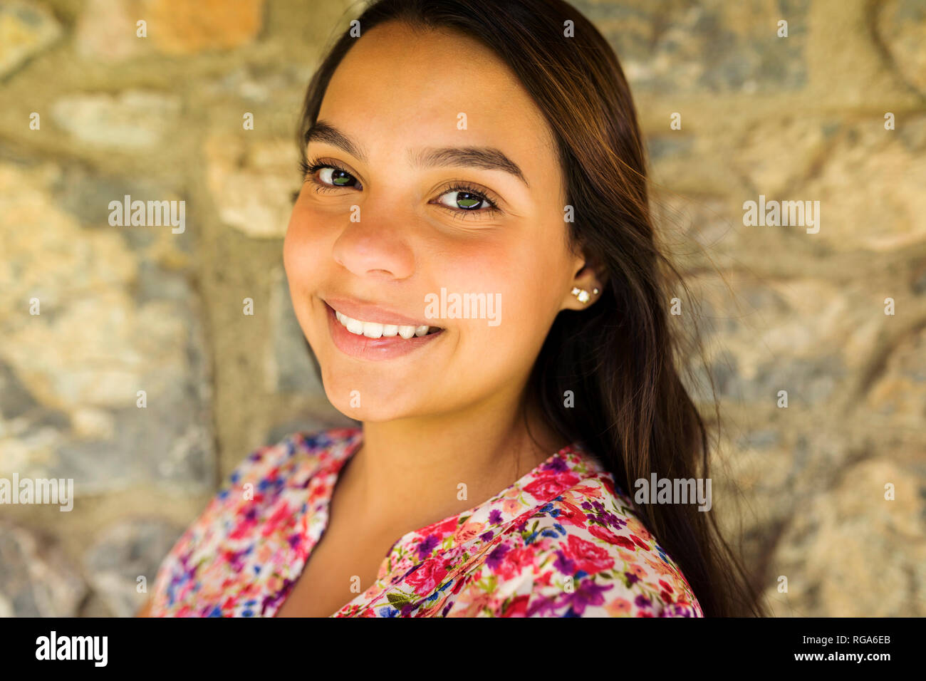 Portrait von lächelnden jungen Frau Stockfoto