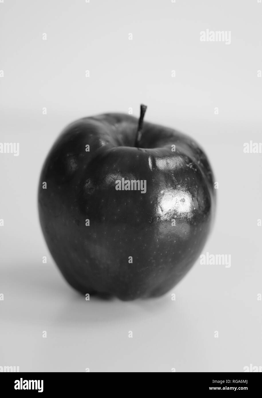 Makro Foto eines Red Delicious Apple. Schöne Nahaufnahme zeigt die Details dieser Frucht. Schwarz-weiß Foto. Stockfoto