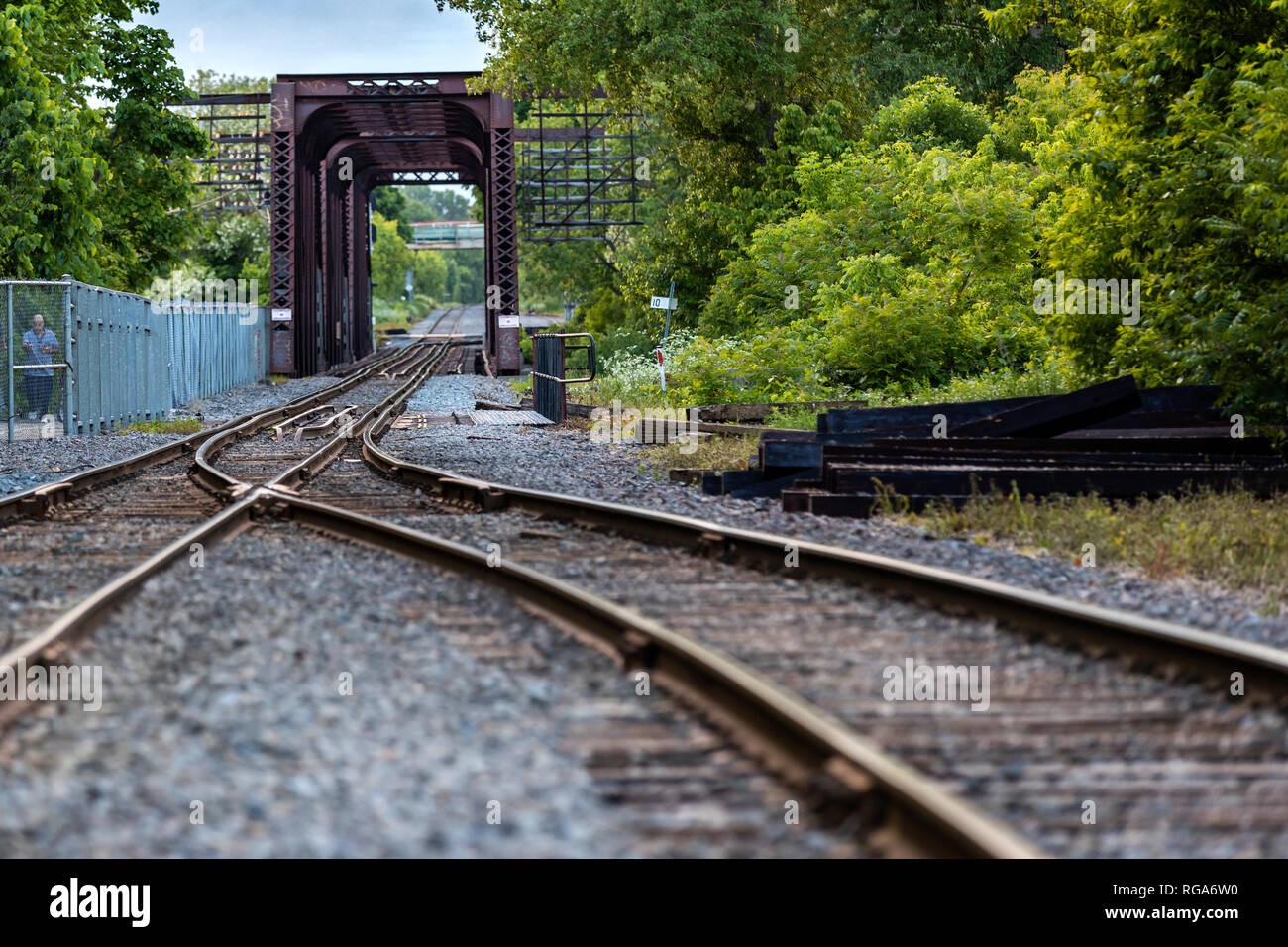 Montreal, Quebec, Kanada, 9. Juni 2018: Die Bahn und die Bahn Brücke, die durch den Parc de la Merci Stockfoto