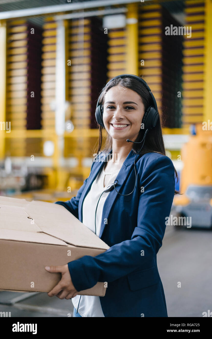 Junge Frau arbeiten bei Paketdienst, Paket, die im Lager Stockfoto