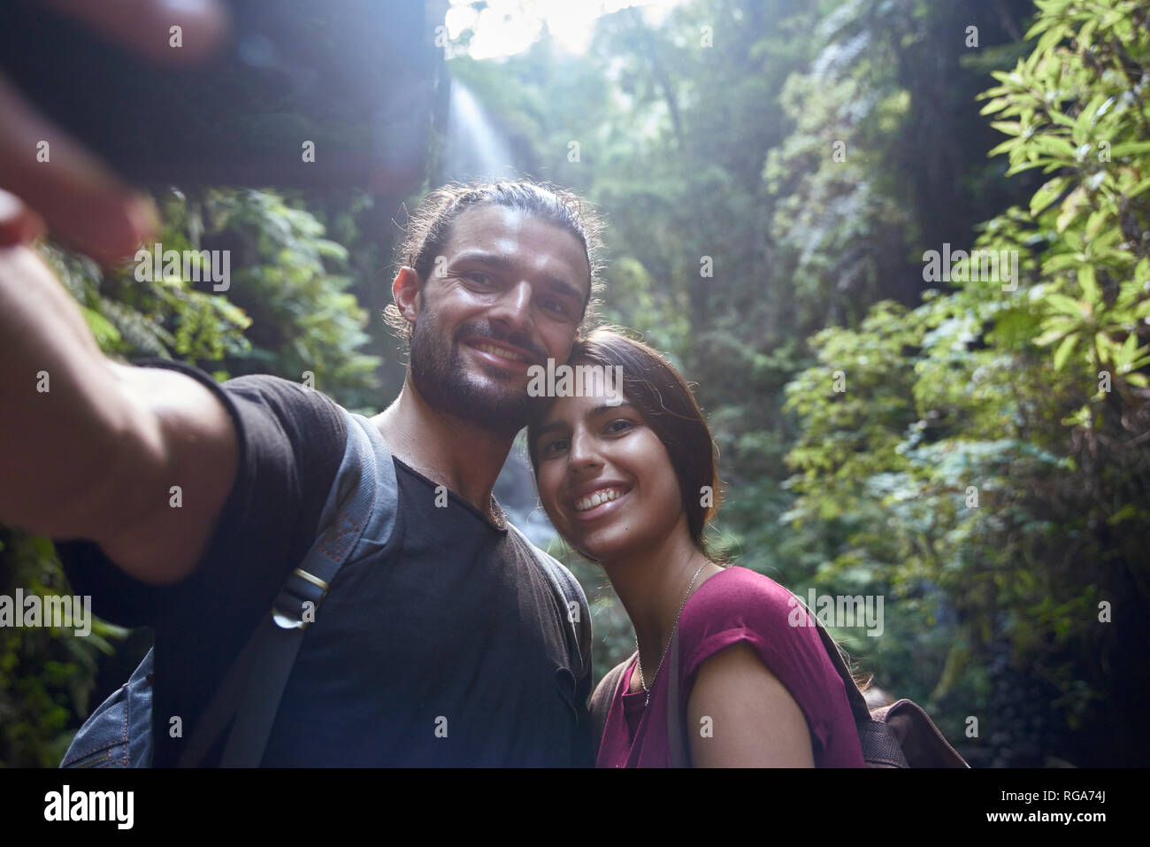Spanien, Kanarische Inseln, La Palma, lächelndes Paar ein selfie in einem Wald Stockfoto