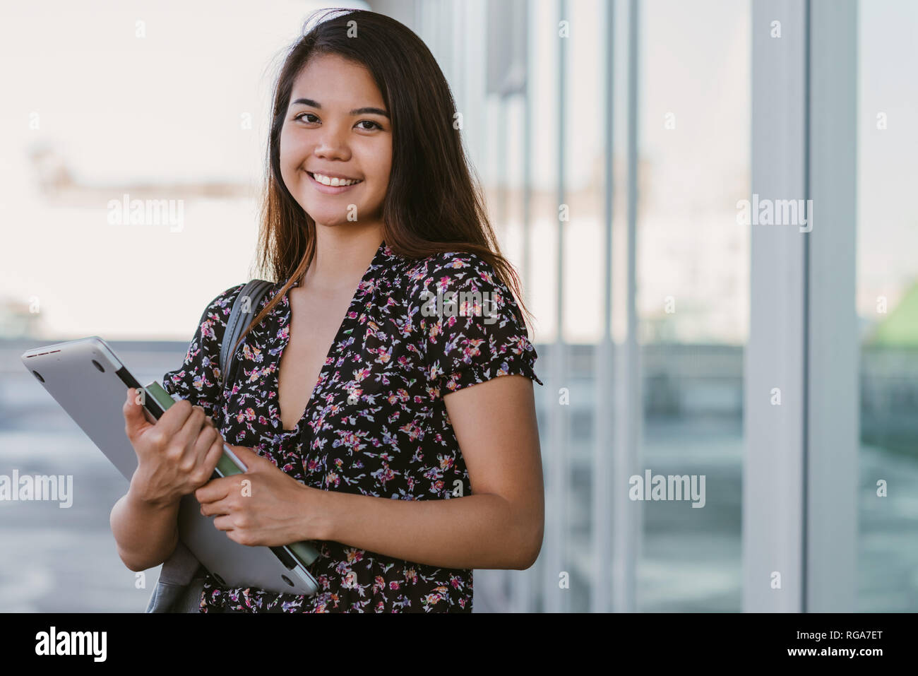 Inhalt asiatische Studentin Lächeln beim Stehen auf dem Campus Stockfoto