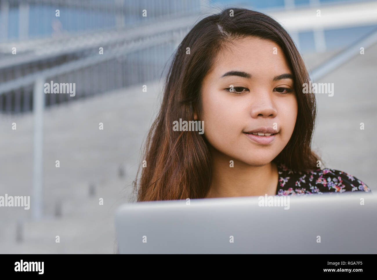 Inhalt jungen asiatischen Studenten ihre Hausaufgaben auf dem Campus Stockfoto