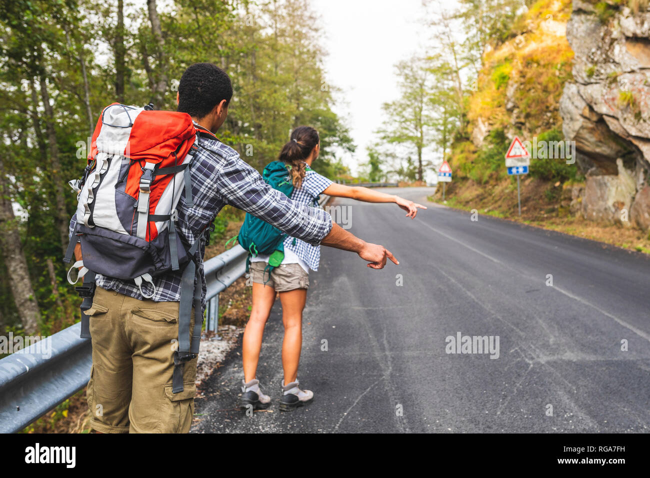 Italien, Massa, Paar per Anhalter auf der Straße in die Apuanischen Berge Stockfoto