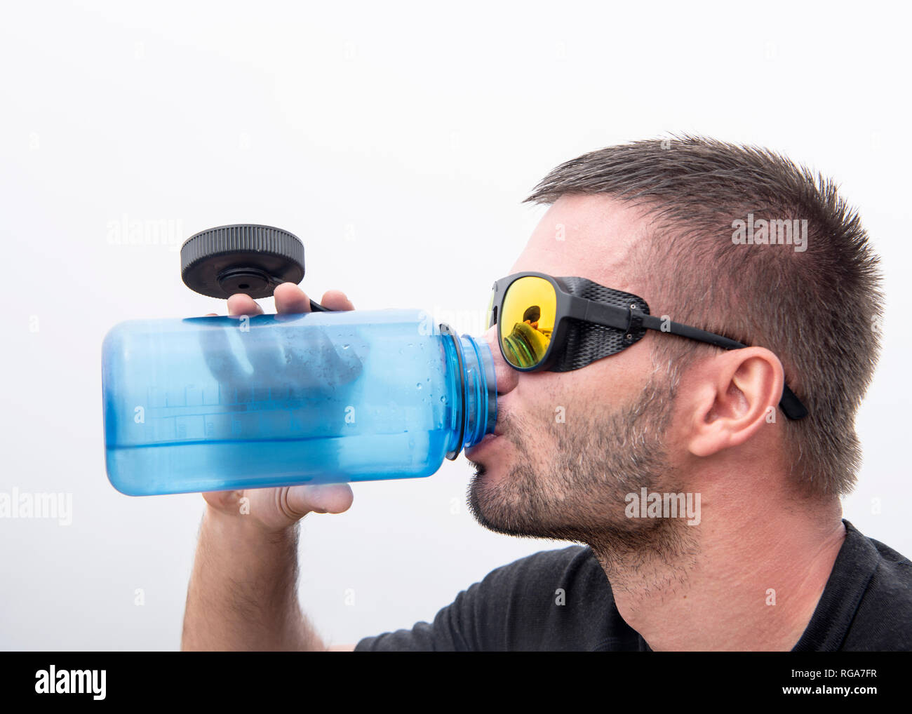 Athlet mit Snow Goggles Trinkwasser Stockfoto