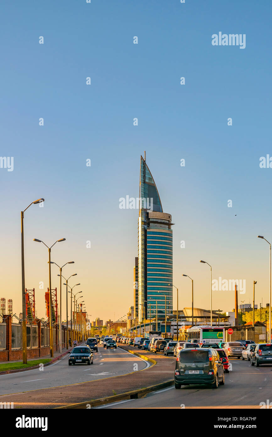 MONTEVIDEO, URUGUAY, Oktober - 2018 - Moderner Stil Telekommunikation Hochhauses in Montevideo, das höchste Hochhaus Gebäude in U Stockfoto