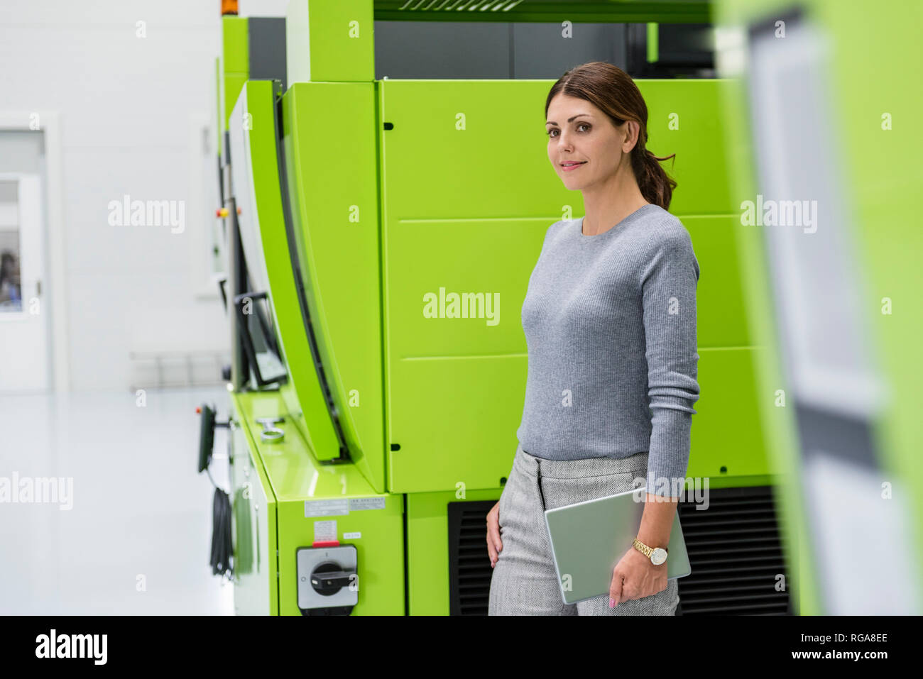 In High-Tech-Unternehmen, das Maschinen zur Herstellung von Geschäftsfrau Stockfoto