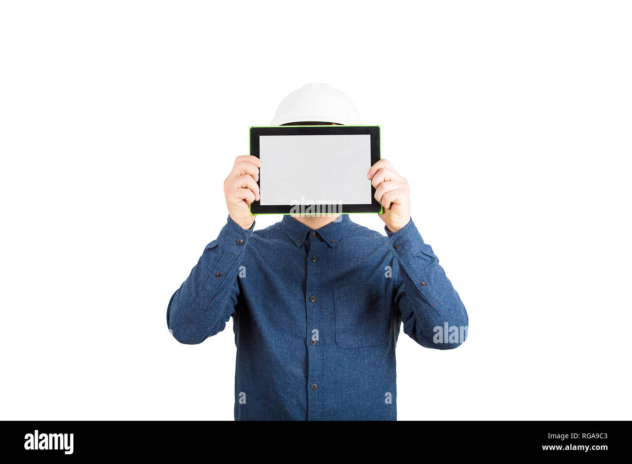 Junger Mann Ingenieur das Tragen schützender Helm den Kopf mit einem Tablet Computer Gadget auf weißem Hintergrund. Neben Ausblenden leerer Bildschirm Stockfoto