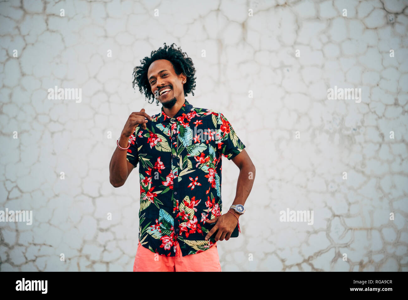 Portrait von tanzenden Mann mit Shirt mit floralem Design Stockfoto