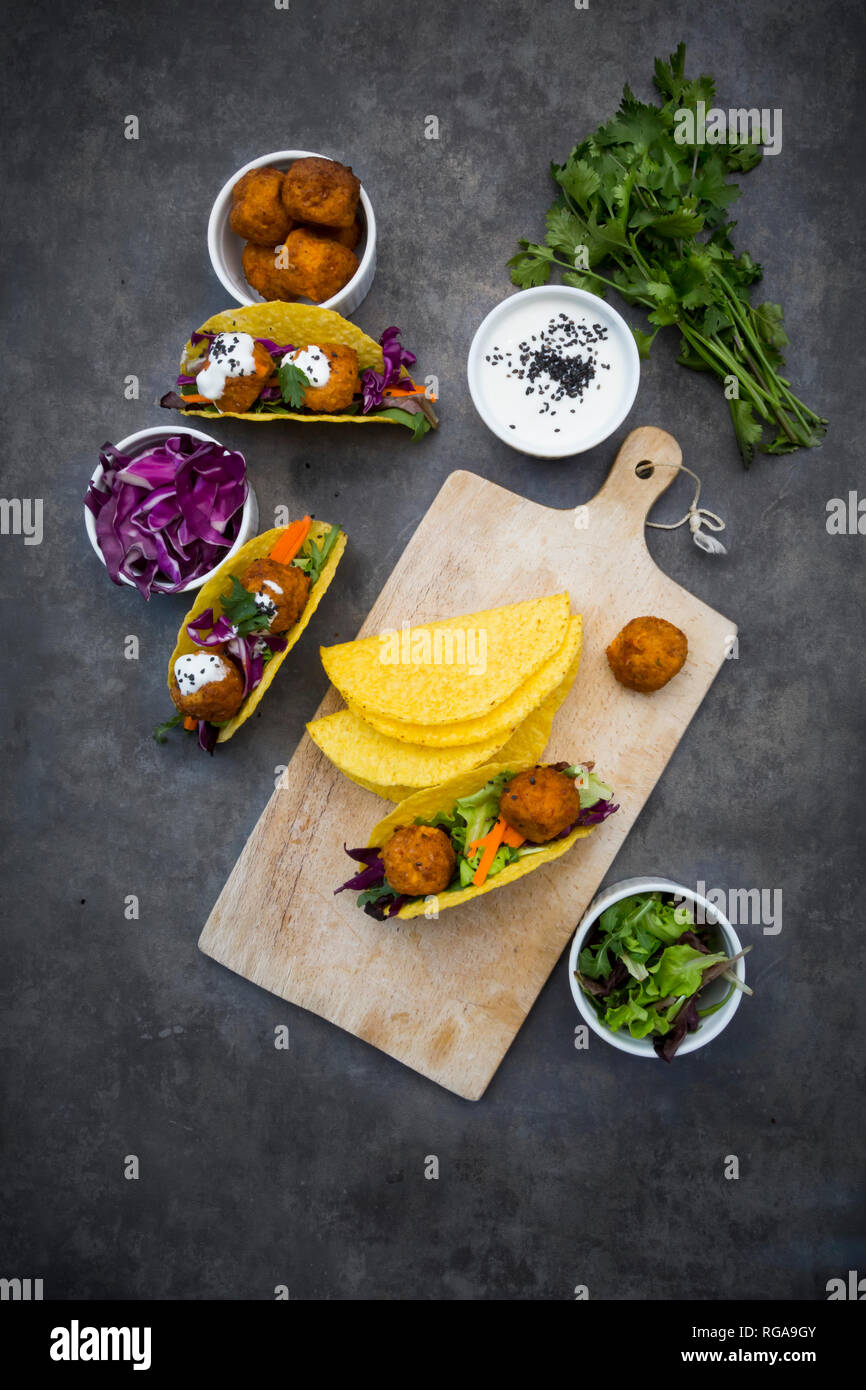 Süßkartoffel Falafel in taco Shells, mit Rotkohl, Salat, Karotten, Joghurt Sauce und schwarzem Sesam Stockfoto