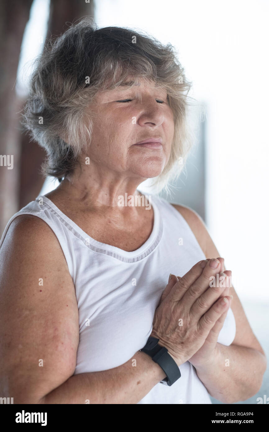 Ältere Frau eine Yoga Übung Stockfoto