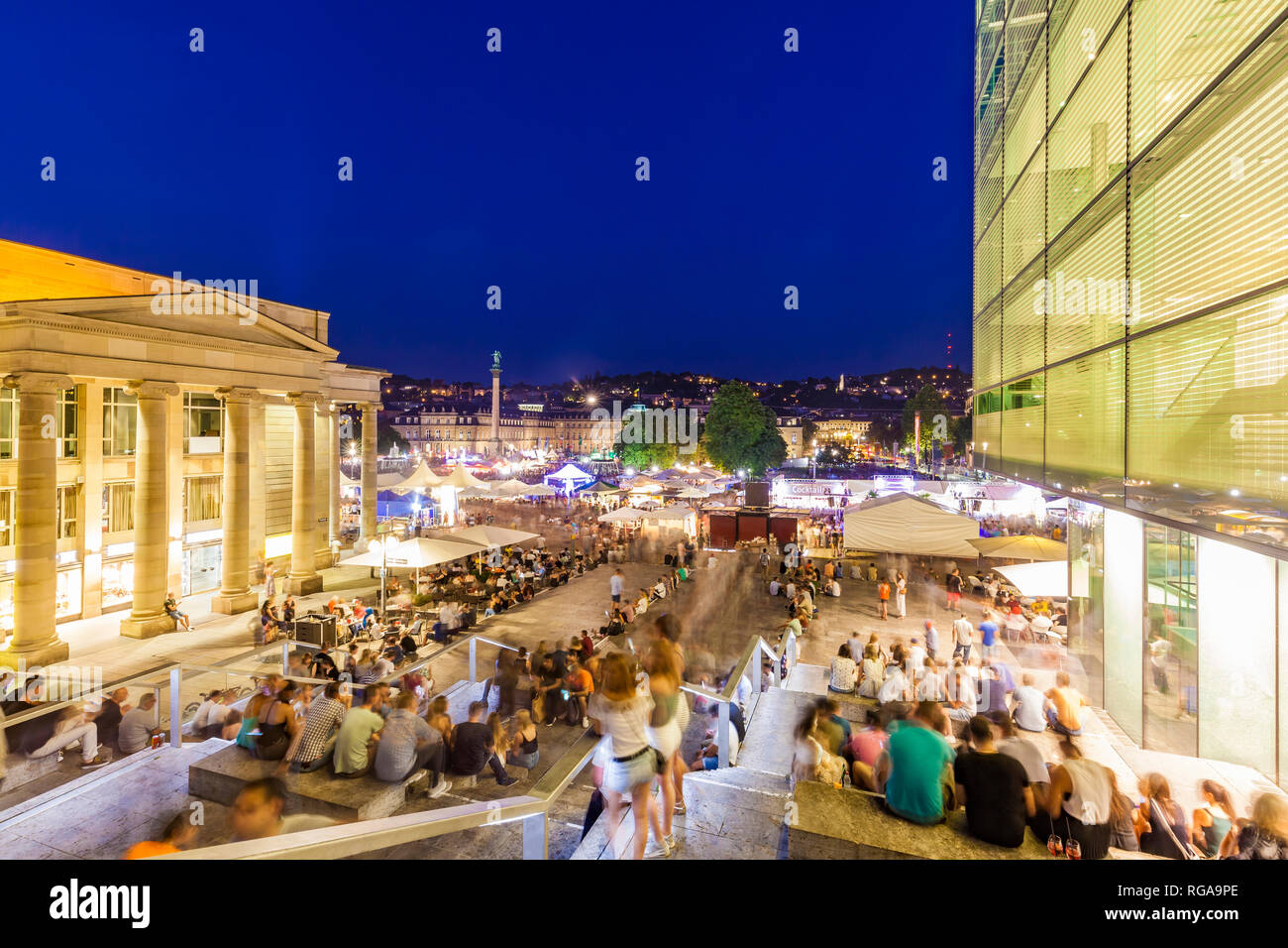 Deutschland, Stuttgart, Neues Schloss, Schlossplatz, Koenigsbau, Kunstmuseum im Sommer Party, blaue Stunde Stockfoto