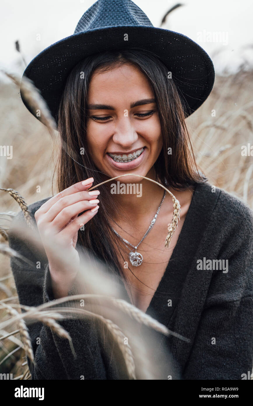 Portrait von Lachende junge Frau in Schwarz gekleidet in ein Maisfeld Stockfoto