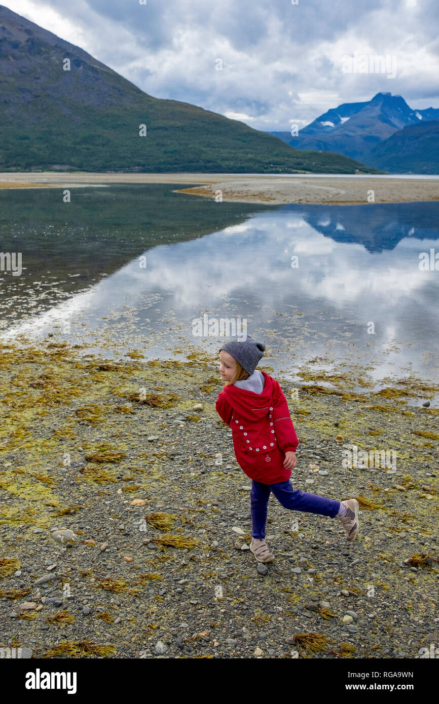 Norwegen, Mädchen am Strand verdrehen Stockfoto