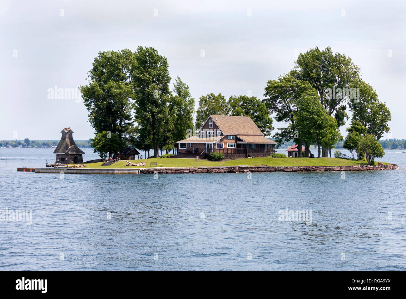 1000 Islands National Park, St. Lawrence River, Ontario, Kanada, 17. Juni 2018: Eine der vielen schönen Häuschen auf dem Archipel im Sommer Stockfoto