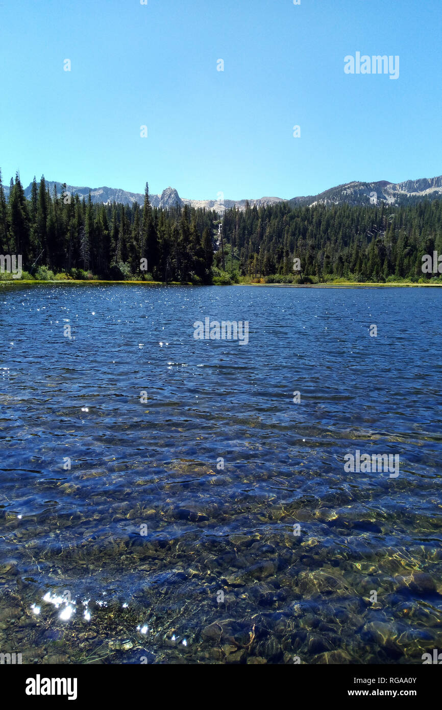 Clear Lake hoch in den Bergen an einem sonnigen Tag Stockfoto