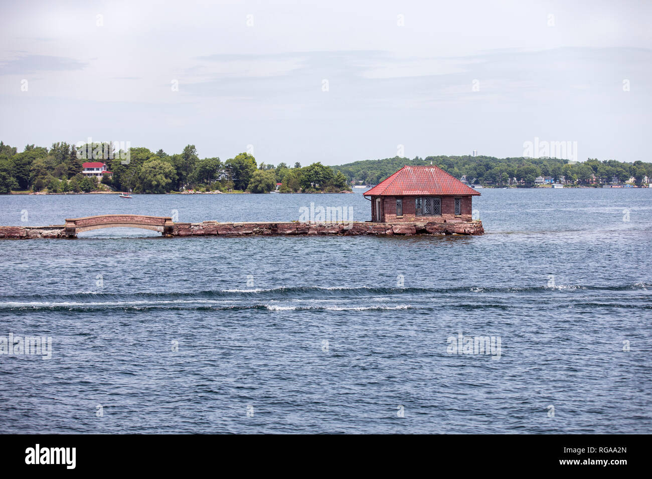 Thousand Islands National Park, St. Lawrence River, Ontario, Kanada, 17. Juni 2018: Inseln Bootstour im Sommer Stockfoto