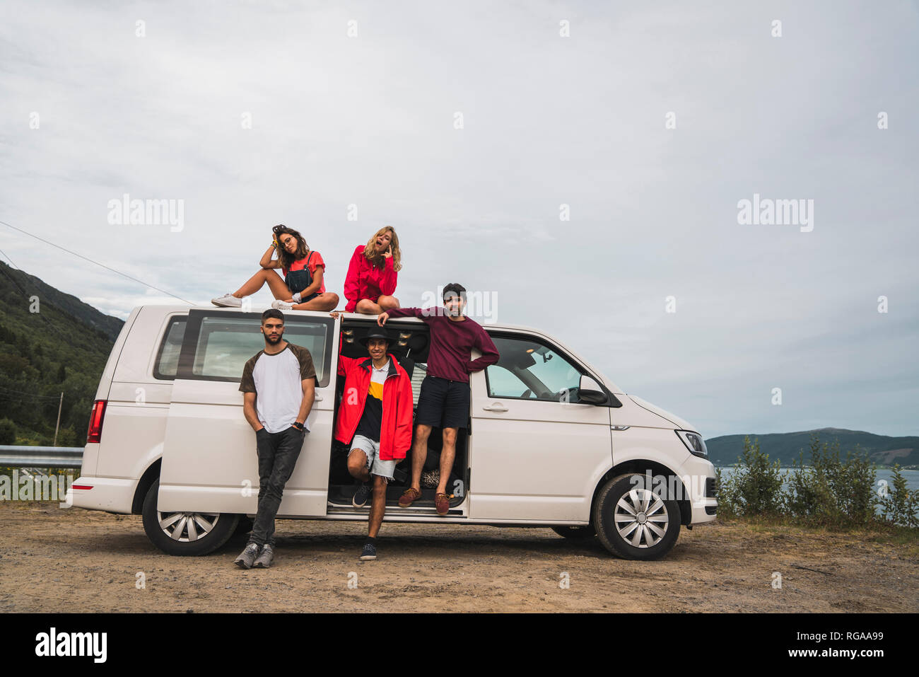 Freunde reisen durch den norwegischen Lappland mit einem Campingbus Stockfoto