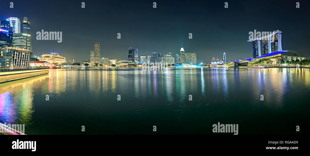 Singapur, Singapur - ca. September 2017: Skyline von Singapur Stadt bei Nacht, Singapur. Stockfoto