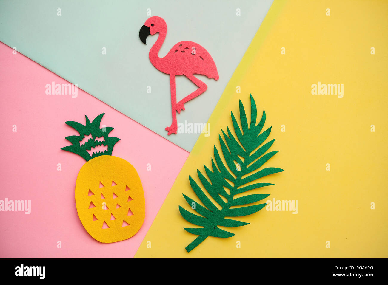 Flamingo, tropischen Blatt und Ananas auf einen farbigen Hintergrund. Sommer Hintergrund. Stockfoto
