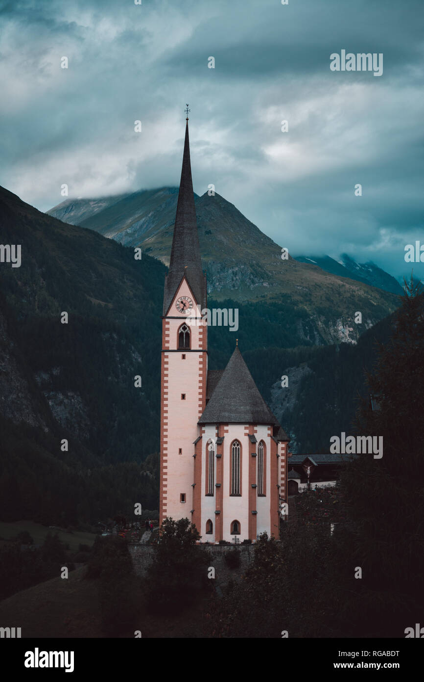 Kirche dominiert das Tal Stockfoto