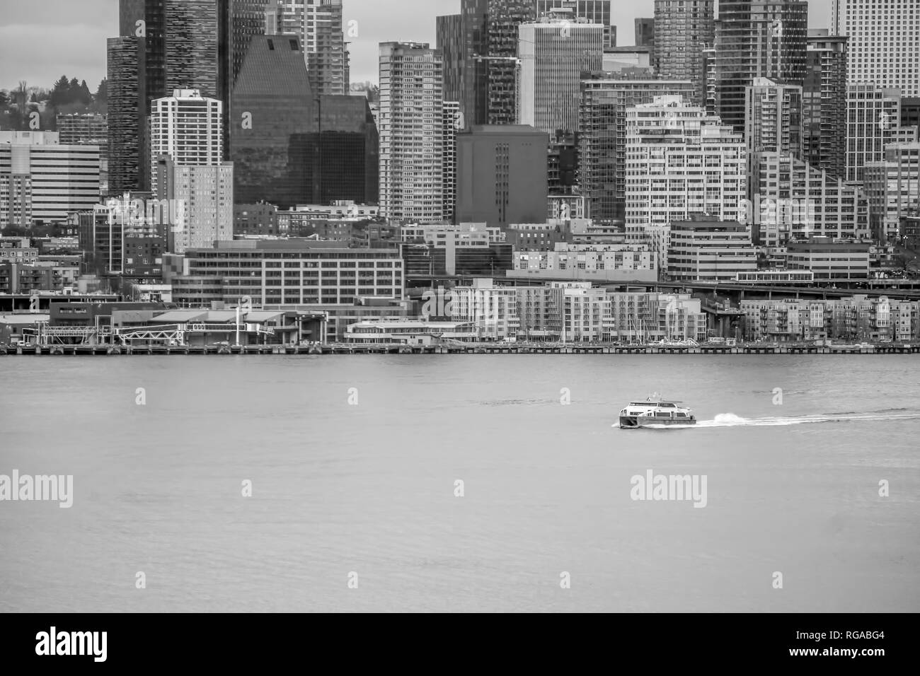 Eine Bootsfahrt über Elliott Bay vor der Skyline von Seattle. Stockfoto