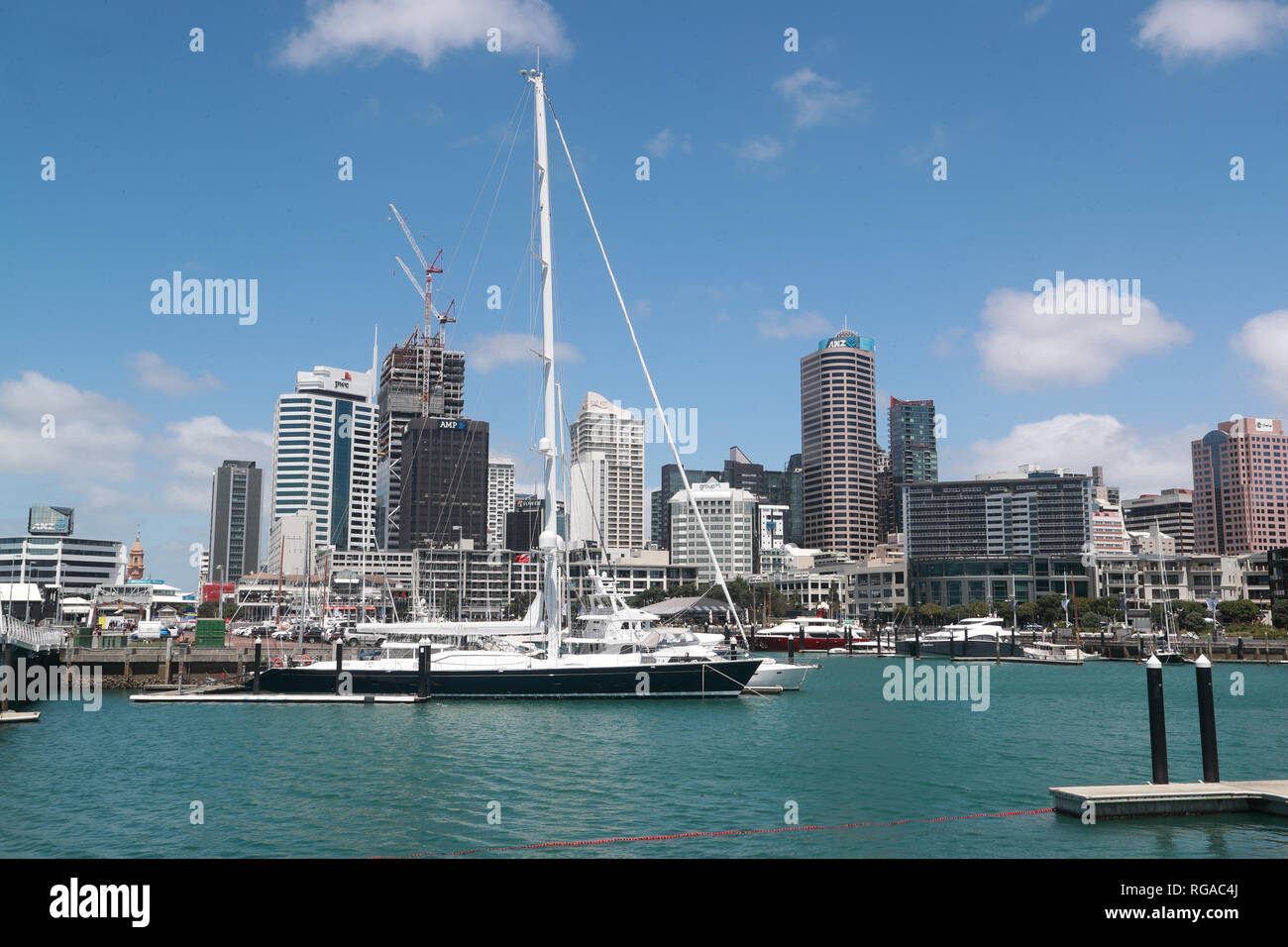 Skyline von Auckland Harbour an einem sonnigen Tag, Neuseeland Stockfoto