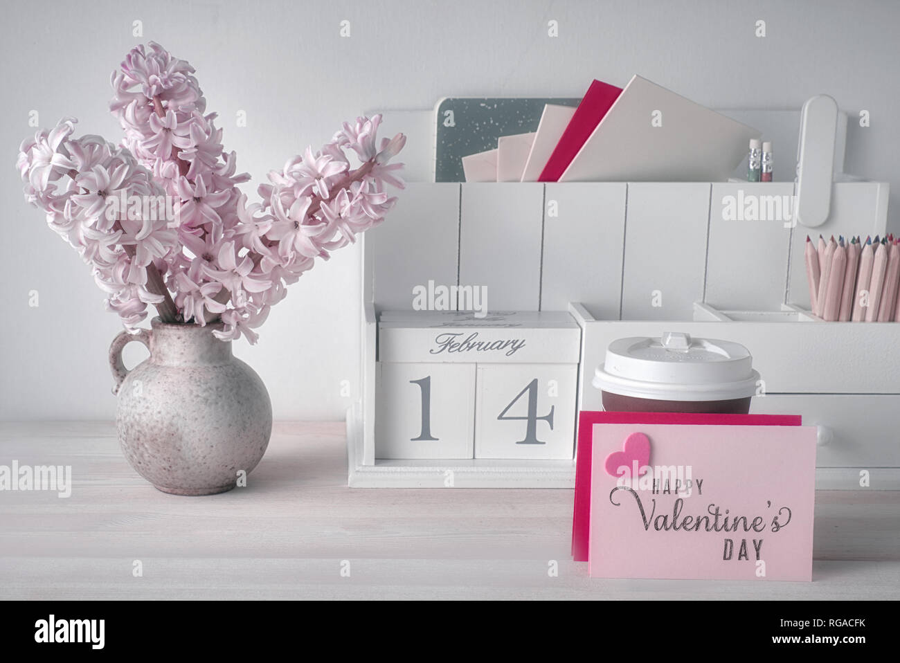 Valentines Tag Dekorationen: leeres Papier Karten mit copy-cpace, Holz- Kalender, Tasse heiße Schokolade und rosa Hyazinthen Blumen Stockfoto