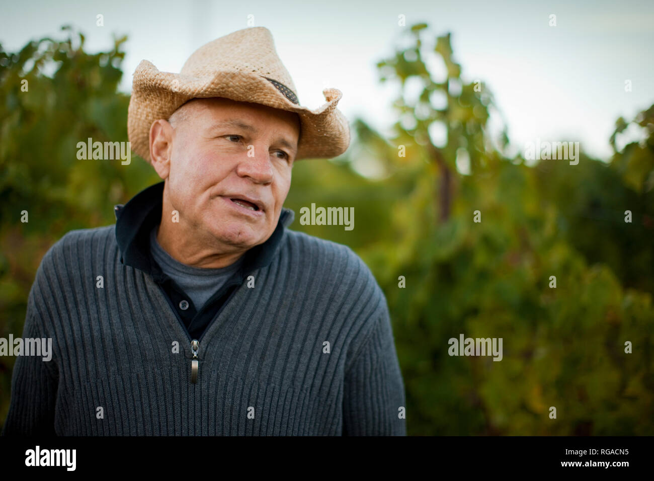 Mann mit Strohhut. Stockfoto