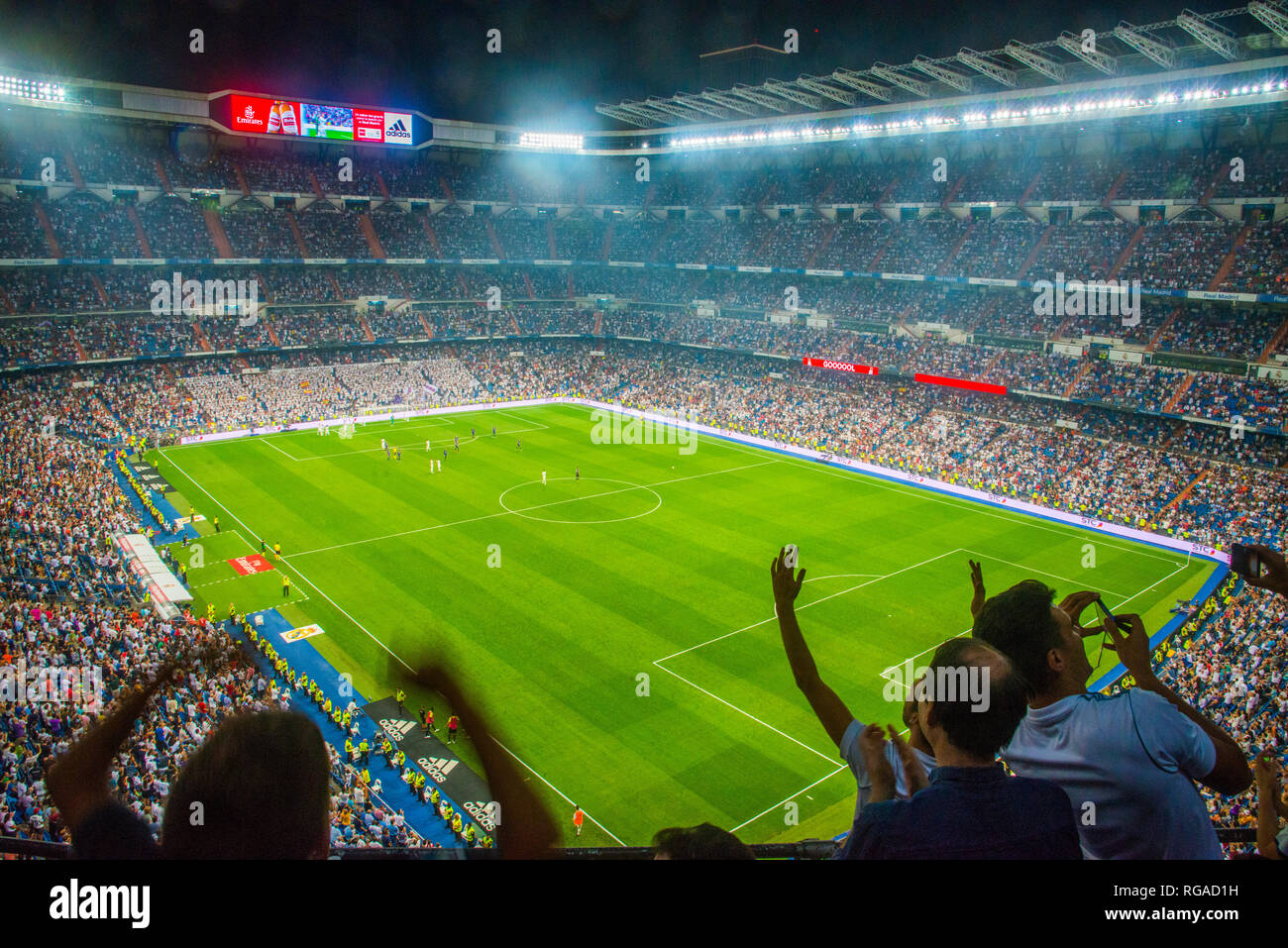 Die Leute, die selfies im Santiago Bernabeu Stadium, während eines Fußballspiels. Madrid, Spanien. Stockfoto