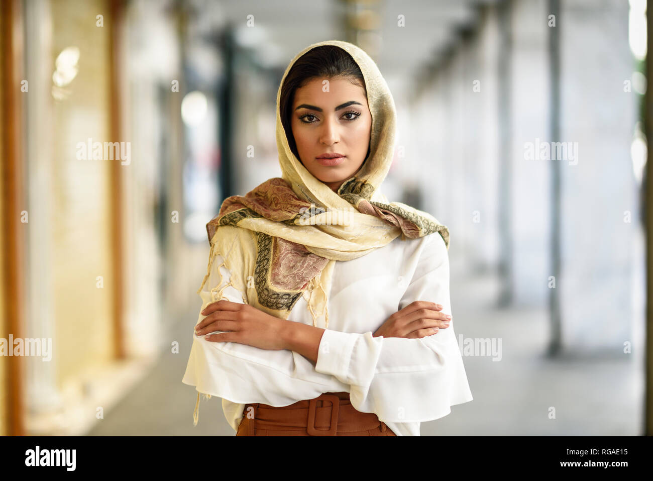 Spanien, Granada, junge muslimische touristische Frau mit Kopftuch in städtischen Stadt Hintergrund Stockfoto