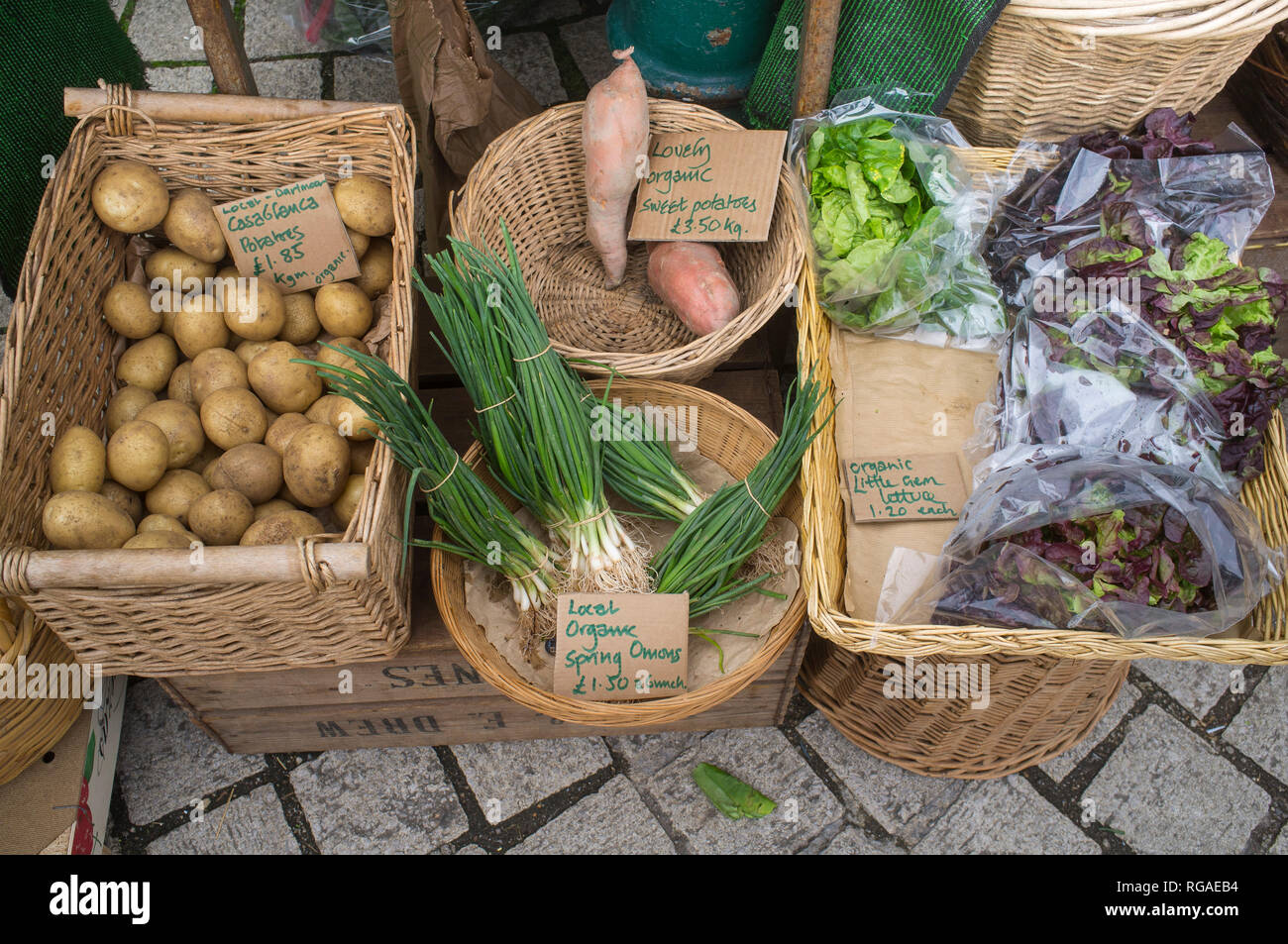 Bio Gemüse in Weidenkörbe für den Verkauf auf dem Markt in Totnes, Devon, Stockfoto