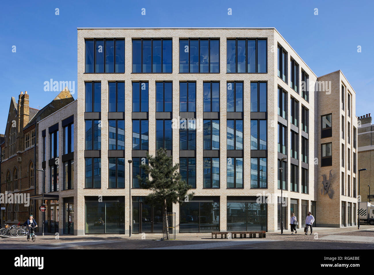Frontansicht. Paul Street, London, Vereinigtes Königreich. Architekt: Steif+Trevillion Architekten, 2018. Stockfoto