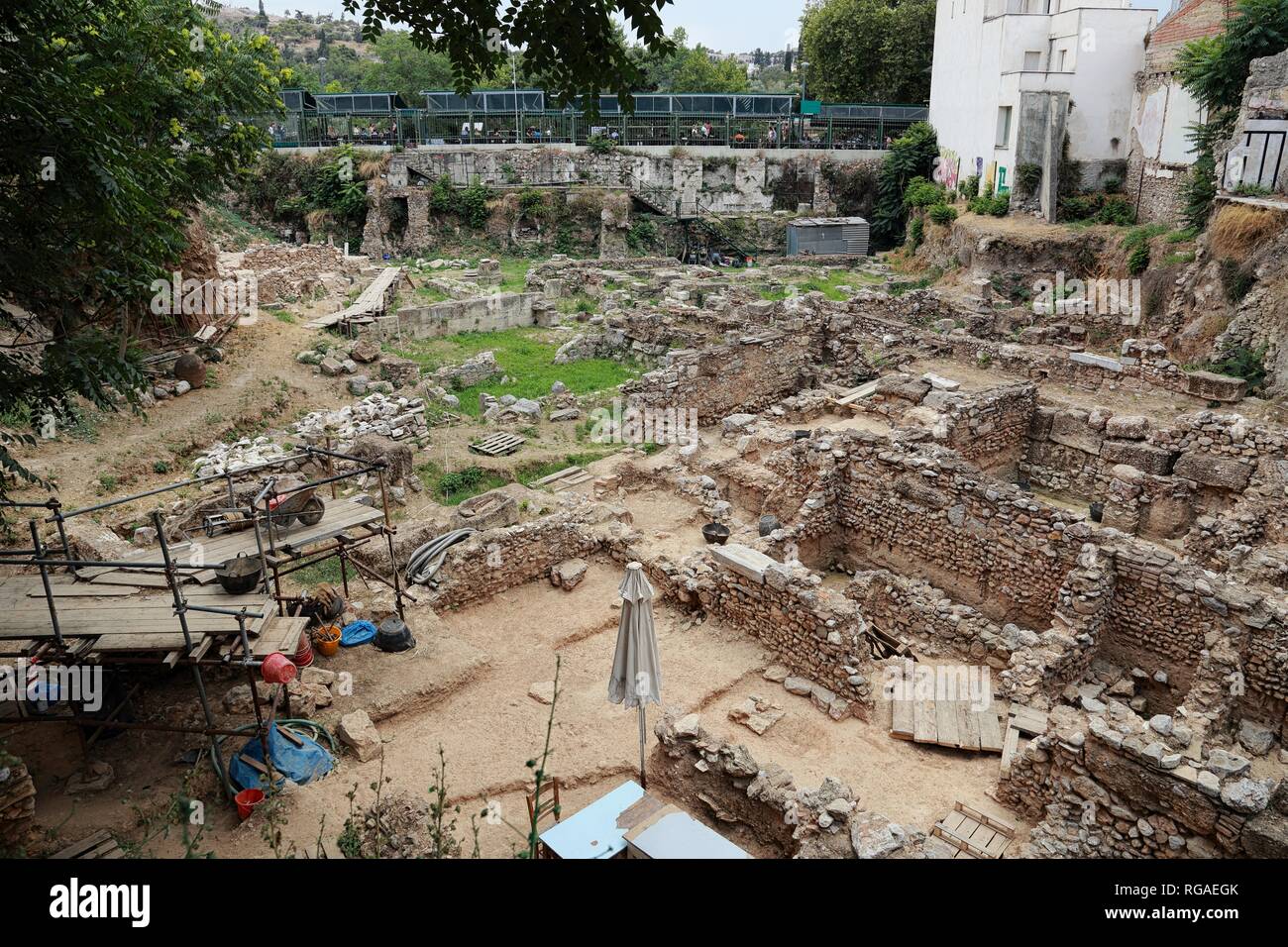 Die Stoa Poikile (aka Malte Veranda) archäologische Ausgrabung Ausgrabungsstätte in der Nähe der Innenstadt von Athen, Griechenland ist während einem Nachmittag Tag angezeigt. Stockfoto
