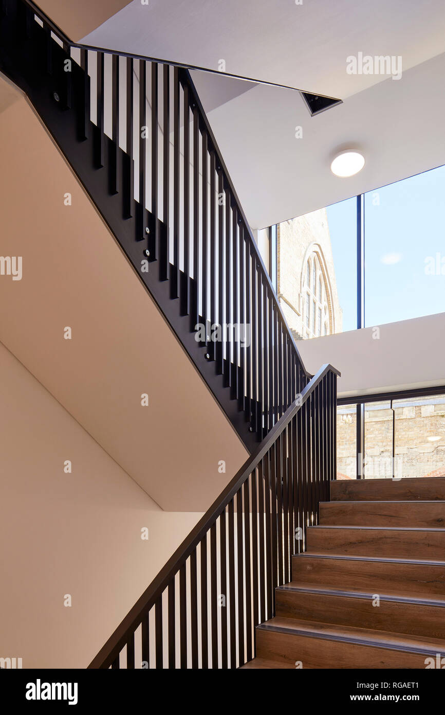 Innere Treppenhaus. Paul Street, London, Vereinigtes Königreich. Architekt: Steif+Trevillion Architekten, 2018. Stockfoto
