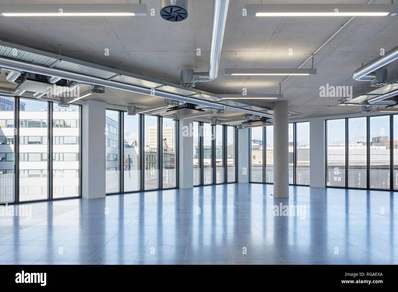 Unmöblierte Büro Bodenplatte. Paul Street, London, Vereinigtes Königreich. Architekt: Steif+Trevillion Architekten, 2018. Stockfoto